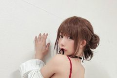 篠原みなみ、妖艶黒ストから覗く赤ランジェリー