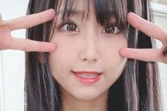 柳丸、ダブルピースで強烈M字