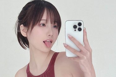 けんけん、舌出し競泳ビキニ