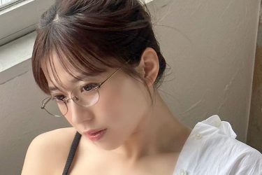 桜りん、メガネスタイルで大人露出