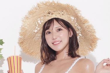 篠原冴美、夏先取り麦わらのビキニ美女