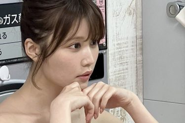 かごの中の小日向ゆか…ブーツビキニの大胆シュール