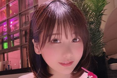 けんけん、プールで美谷間魅せつけ…夜遊びのお誘い