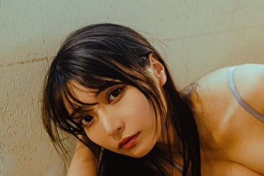 「ぼーっと」似鳥沙也加、無防備な寝転びボディ