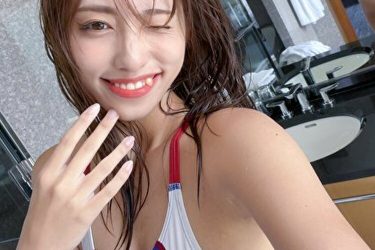 高梨瑞樹、鏡に映る危険なヘルシーバックショット