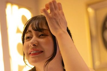 高嶺ひとみ、布団に包まれ…顔を出す白ふわバスト