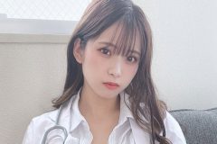 紅羽りお、はだけ捲り上げの女医