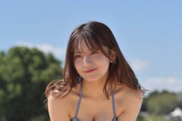 都丸亜華梨、爽やかに攻める…プールサイドのビキニショット