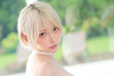 篠崎こころ、プリッとヒップ輝くバックショット3連発