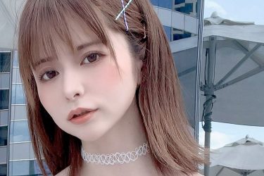 紅羽祐美、微笑みの国で必殺の美白M字