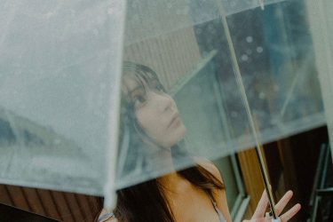 似鳥沙也加、下着姿の傘さし美女