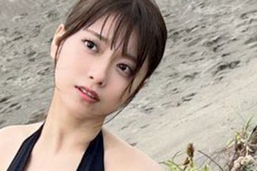 まるぴ、色気＆谷間全開の黒水着ショット