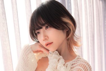 仁藤りさ、危うい花柄トップと美尻