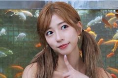 大貫彩香、キュートに裸風体育座り