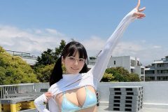 東雲うみ、夏空に輝く規格外バスト