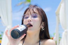 いくみ、ビール瓶くわえ…夏ビキニ美女