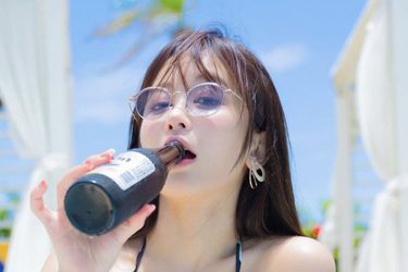 いくみ、ビール瓶くわえ…夏ビキニ美女