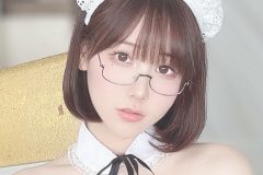 けんけん、メガネメイドバニーの艶開脚