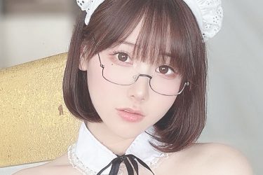 けんけん、メガネメイドバニーの艶開脚