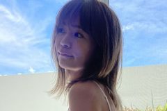 菜乃花のペタンコ座り…こんもりサイドパイ