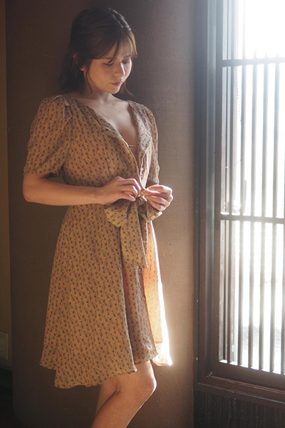 紅羽祐美、淡い光の中で魅せる美ボディラインの画像2