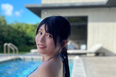 ちとせよしの、青空に映えるプリッと美尻