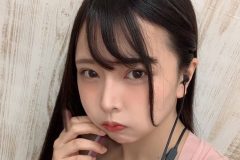 橋本ひかり、白柔バストのセルフィ2連発