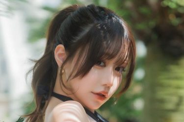 白田まい、パンツ紐引っ張り…黒水着の誘惑