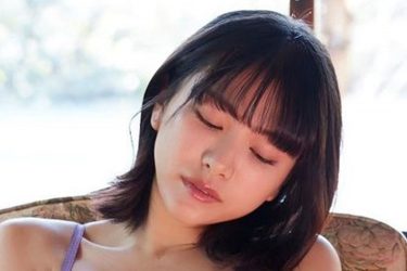 鈴木聖、色っぽビキニの美谷間