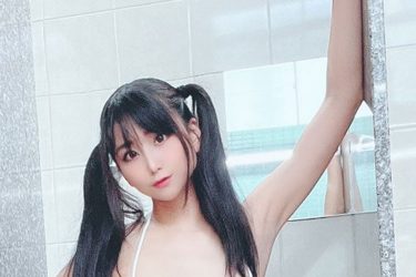 柳丸、極小変形ビキニで美ボディ大開放