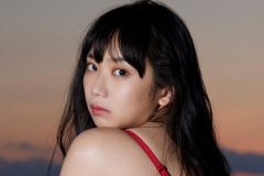 相沢菜々子、岩場で魅せる赤ビキニボディ