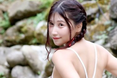 朝比奈りる、涼しげな水濡れ美ヒップ