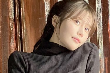 小日向ゆか、ぺたんこと丸みの衝撃露出