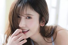 名取くるみ、妄想はかどる下着姿の四つん這い