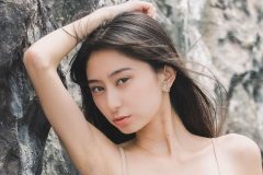 桑田彩、岩場のヌーディビキニ