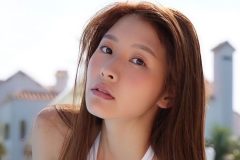 夏来唯、たわわ炸裂の変形水着ショット