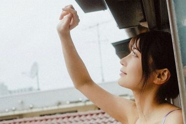 似鳥沙也加、窓辺のランジェリー美女