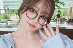 白田まい、はだけシャツで大胆あぐら