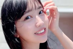 天羽希純、視線独占の裸エプロン横パイ