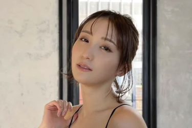 伊藤愛真、肩紐引っ張り…黒ランジェリー