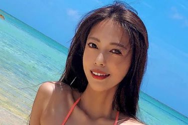 宇佐美なお、青空と海に映える褐色美女