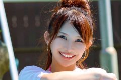 琴井ありさ、大胆チラリのまん丸な造形美