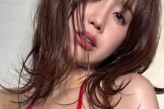 相原美咲、テカテカ赤ビキニ開脚