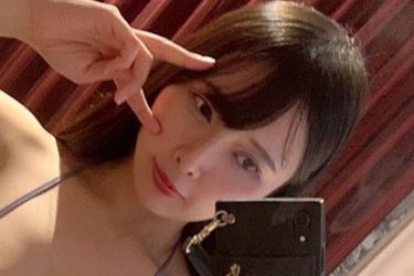 橋本ひかり、前後眼福な鏡越しセルフィ