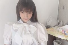 夏本あさみ、お上品におぱんつチラリ