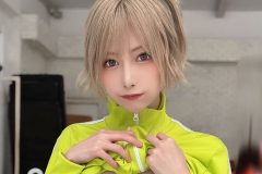 篠崎こころ、捲り上げの大胆美谷間