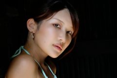 琴井ありさ、美しき陰影グラビア