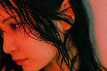 似鳥沙也加、赤に染まって…色めき立つ濡れ艶グラビア