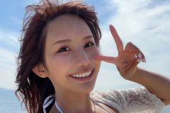 琴井ありさ、海風なびく重量感バスト