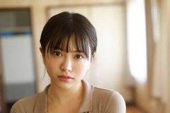 鈴木聖、テーブル上の大胆あぐら